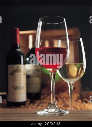 Gläser Rot- und Weißwein auf dem Tisch Stockfoto