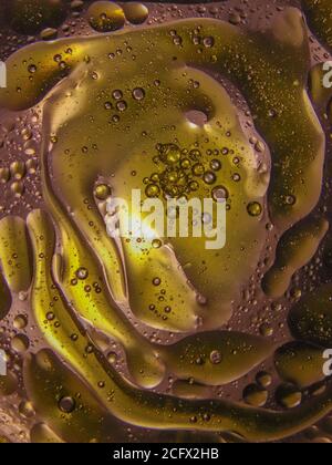 Abstrakte bunte Öltropfen auf Wasser Makrofotografie Stockfoto