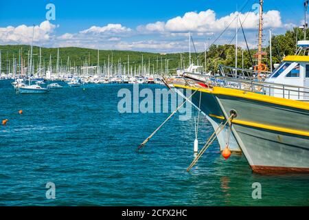 Hafenpromenade und alte Schiffe im Hafen in der Stadt Punat auf der Insel Krk, Adriaküste, Kroatien Stockfoto