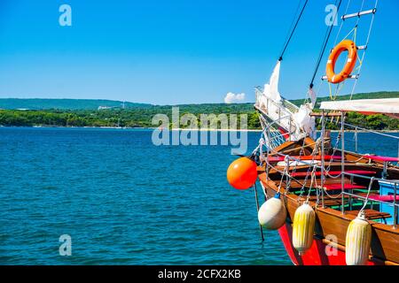 Hafenpromenade und alte Schiffe im Hafen in der Stadt Punat auf der Insel Krk, Adriaküste, Kroatien Stockfoto