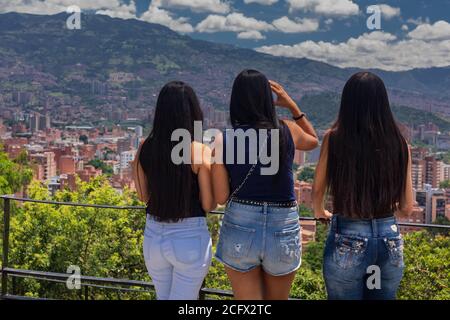 Medellín, Antioquia, Kolumbien - 05. August 2017: Drei Frauen blicken auf Medellin. Stockfoto