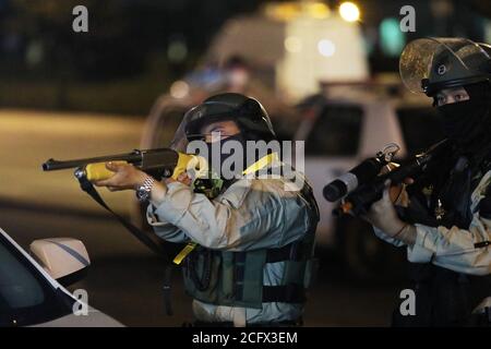 Los Angeles, Kalifornien, USA. September 2020. South Los Angeles Sheriffs stoßen mit Demonstranten gegen die tödliche Erschießung von Dijon Kizzee am 30. August zusammen. Kizzee fuhr sein Fahrrad in der Westmont Nachbarschaft von Los Angles, als die tödliche Auseinandersetzung mit Sheriffs Abgeordneten okcorred. Quelle: David Swanson/ZUMA Wire/Alamy Live News Stockfoto