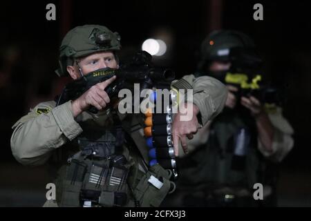 Los Angeles, Kalifornien, USA. September 2020. South Los Angeles Sheriffs stoßen mit Demonstranten gegen die tödliche Erschießung von Dijon Kizzee am 30. August zusammen. Kizzee fuhr sein Fahrrad in der Westmont Nachbarschaft von Los Angles, als die tödliche Auseinandersetzung mit Sheriffs Abgeordneten okcorred. Quelle: David Swanson/ZUMA Wire/Alamy Live News Stockfoto