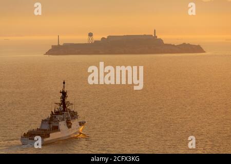 Der Küstenwache-Cutter Munro (WMSL 755) durchfährt die San Francisco Bay auf dem Weg zum Heimathafen des Cutter in Alameda, Kalifornien, 7. September 2020. Munro's Crew absolvierte eine dreimonatige Multi-Mission-Patrouille, einschließlich der Fischereidurchsetzung in der Beringsee und der Teilnahme an der alle zwei Jahre stattfindenden Rim of the Pacific 2020 Übung vom 17. Bis 31. August in den Gewässern um die Hawaii-Inseln. Foto von Pablo Fernicola. Stockfoto