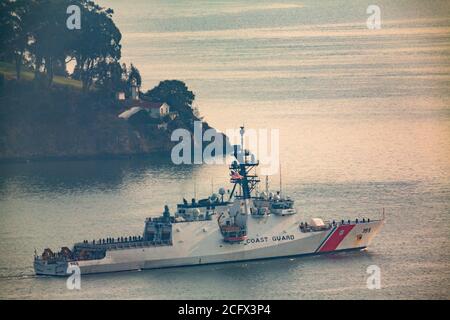 Der Küstenwache-Cutter Munro (WMSL 755) durchfährt die San Francisco Bay auf dem Weg zum Heimathafen des Cutter in Alameda, Kalifornien, 7. September 2020. Munro's Crew absolvierte eine dreimonatige Multi-Mission-Patrouille, einschließlich der Fischereidurchsetzung in der Beringsee und der Teilnahme an der alle zwei Jahre stattfindenden Rim of the Pacific 2020 Übung vom 17. Bis 31. August in den Gewässern um die Hawaii-Inseln. Foto von Pablo Fernicola. Stockfoto