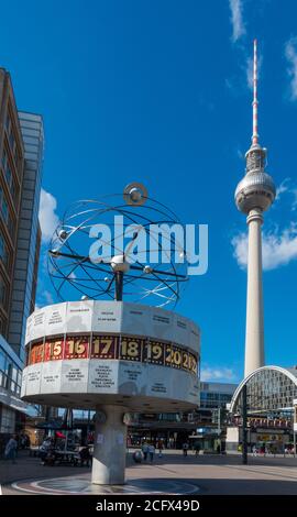 Weltzeituhr am Alexanderplatz im Zentrum von Berlin, Deutschland Stockfoto