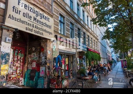 Leute sitzen im Cafe Morgenrot Straßencafé im Bezirk Prenzlauer Berg im Osten Berlins Stockfoto