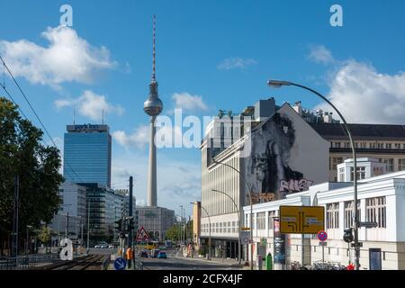 Skyline von Ost-Berlin mit Fernsehturm von Prenzlauer aus gesehen Berg Stockfoto