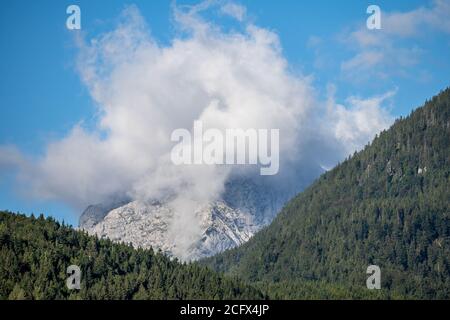 Gipfel des wettersteingebirges in den Wolken am frühen Morgen, Blick von mittenwald Stadt, deutschland Stockfoto