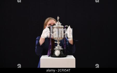 Bonhams, London, Großbritannien. September 2020. Die älteste erhaltene FA Cup Trophy, vergeben von 1896 bis 1910 führt einen speziellen Sporting Trophies Sale am 29. September in Bonhams New Bond Street Saleroom mit einer Schätzung von £700,000-900,000. Ein einzigartiges Stück englischer Fußballgeschichte, diese Trophäe ist der älteste noch erhaltene FA Cup – überreicht an die Siegerteams zwischen 1896 und 1910, darunter Manchester United, Manchester City, Everton, Newcastle United und Tottenham Hotspur. Kredit: Malcolm Park/Alamy Stockfoto