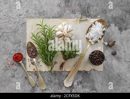 Kräuter und Gewürze auf Stein Hintergrund Stockfoto