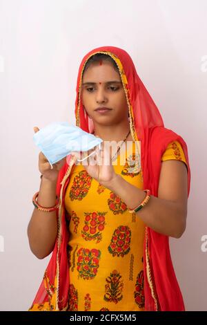 Indische Frau trägt Maske Stockfoto