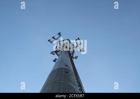 Bodenansicht eines Metallpylons mit Handy-Antennen Stockfoto