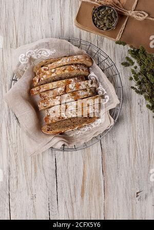 Vollkornbrot auf hölzernen Tisch Stockfoto