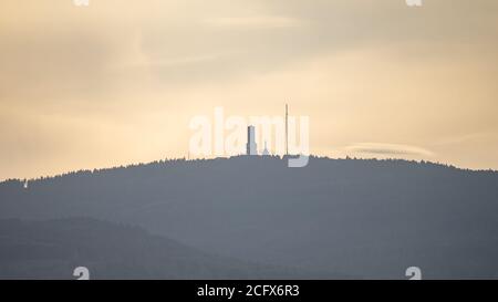 Blick auf taunus feldberg mit Turm bei Sonnenuntergang, frankfurt, deutschland Stockfoto