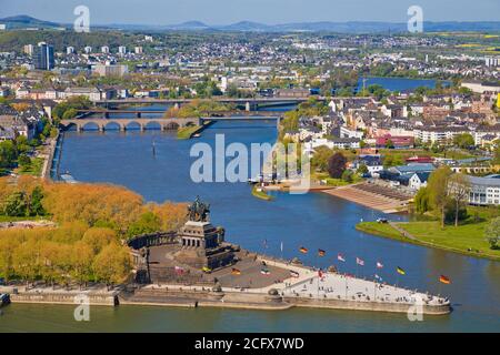 Blick über Koblenz und die Flüsse Rhein und Mosel von der Festung Ehrenbreitstein. Stockfoto