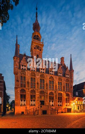 Veere Rathaus ist ein Rathaus auf dem Markt in Veere in Zeeland. Es ist ein spätgotisches Gebäude mit Statuen der vier Herren und drei Frauen von Veere Stockfoto