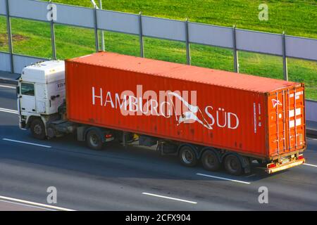 LKW mit Anhänger und Green Container Unternehmen Hamburg sud auf der Stadtautobahn. Russland, Sankt Petersburg. 24. august 2020 Stockfoto