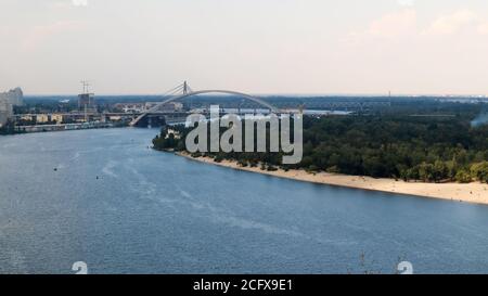 Draufsicht auf den alten historischen Teil der Stadt Kiew. Wozdvizhenka Bereich auf Podol und den Fluss Dnjepr von der Fußgängerbrücke. Wunderschöne Stadt l Stockfoto