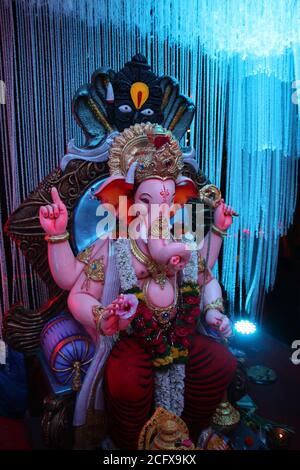 Riesige Ganpati Idol mit schönen weißen Dekoration Hintergrund. Stockfoto