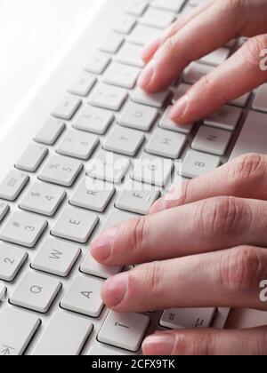 Mann auf der Computertastatur tippen Stockfoto