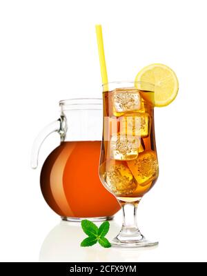 Eistee mit Zitrone und Minze und Krug, isoliert auf weiß Stockfoto