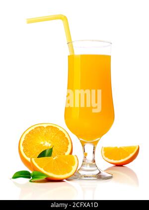 Orangensaft mit Orangen, isoliert auf Weiß Stockfoto