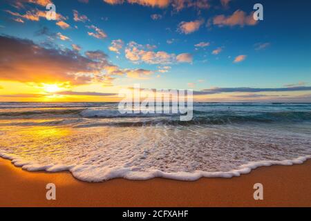 Schönen Sonnenaufgang über dem Meer Stockfoto