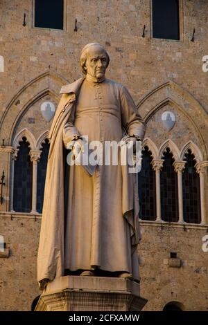 Schöne Nahaufnahme der Statue von Sallustio Bandini, Priester und Ökonom, die 1882 von Tito Sarrocchi in der Mitte des Stadtkerns von... Stockfoto