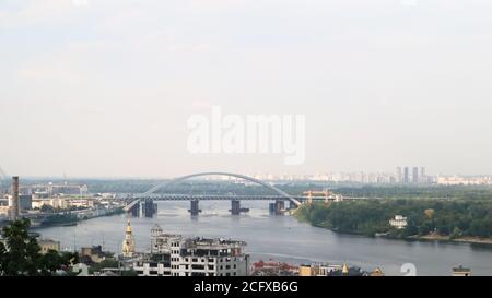 Draufsicht auf den alten historischen Teil der Stadt Kiew. Wozdvizhenka Bereich auf Podol und den Fluss Dnjepr von der Fußgängerbrücke. Wunderschöne Stadt l Stockfoto