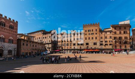 Wunderschöne Panoramabild von verschiedenen Palazzi signorili am berühmten Palazzo Pubblico (Rathaus) rund um die Piazza del Campo an einem sonnigen... Stockfoto