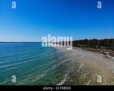 Luftaufnahme über dem Lake Clifton in Western Australia, zeigt ein Riff aus Thromboliten. Stockfoto