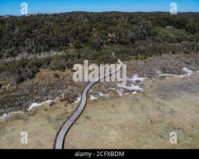 Luftaufnahme über dem Ufer und der Promenade des Lake Clifton in Western Australia. Stockfoto