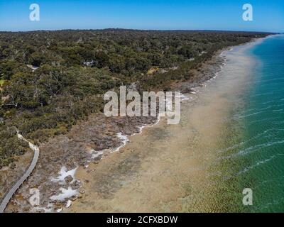 Luftaufnahme über dem Ufer und der Promenade Lake Clifton in Western Australia. Stockfoto