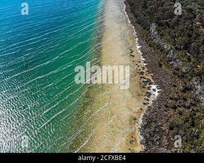 Luftaufnahme über dem Lake Clifton in Western Australia, zeigt ein Riff aus Thromboliten. Stockfoto