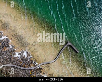 Luftaufnahme über dem Ufer und der Promenade des Lake Clifton in Western Australia, zeigt ein Riff aus Thromboliten. Stockfoto