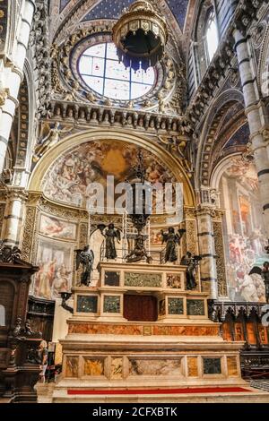 Schöne Nahaufnahme des beeindruckenden Marmor-Hochaltars des Presbyteriums im Dom von Siena. Es wurde 1532 von Baldassarre Peruzzi erbaut. Die... Stockfoto