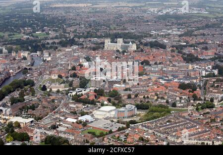 Luftaufnahme der Skyline von York mit York Barbican Veranstaltungszentrum im Vordergrund, Yorkshire, UK Stockfoto