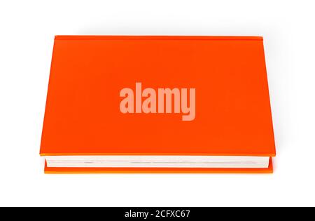 Vorderansicht eines orangefarbenen leeren Buches, weißer Hintergrund Stockfoto