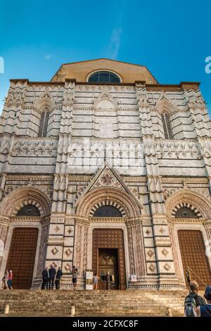 Schöne Porträtaufnahme des Battistero di San Giovanni, der Taufkapelle der Kathedrale von Siena. Die façade, im gotischen Stil, ist im oberen... Stockfoto