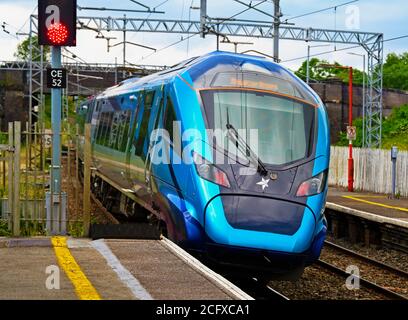 TransPennine Class 390 Civity North West Express verlässt Oxenholme Lake District Station. West Coast Main Line, Cumbria, England, Vereinigtes Königreich. Stockfoto