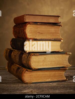 Stapel antiker Bücher auf Tisch Stockfoto