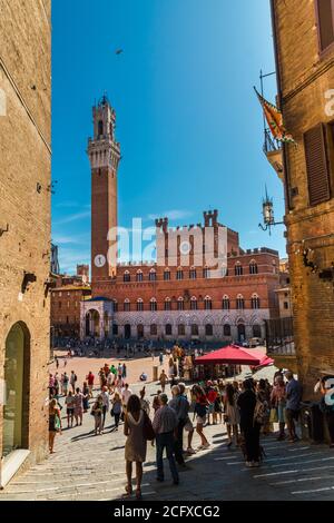 Malerischer Blick auf das Rathaus Palazzo Pubblico mit dem kompletten Glockenturm Torre del Mangiaa und der Cappella di Piazza; auf der geneigten... Stockfoto