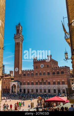 Schöne Porträtaufnahme des Rathauses Palazzo Pubblico mit dem kompletten Glockenturm Torre del Mangiaa und der Cappella di Piazza; aufgenommen auf der... Stockfoto