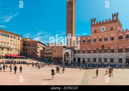 Toller Panoramablick auf das berühmte Rathaus Palazzo Pubblico mit der Cappella di Piazza auf dem historischen Hauptplatz Piazza del Campo an einem sonnigen Tag... Stockfoto