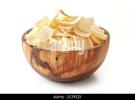 Holzschüssel mit Parmesan-Käseflocken Stockfoto