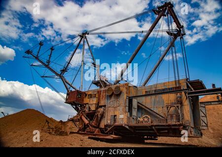 Walking Dragline schweren elektrischen Bagger in Bauxit Tonbruch. Aluminiumerz Bergbau und Transport. Tagebau. Stockfoto