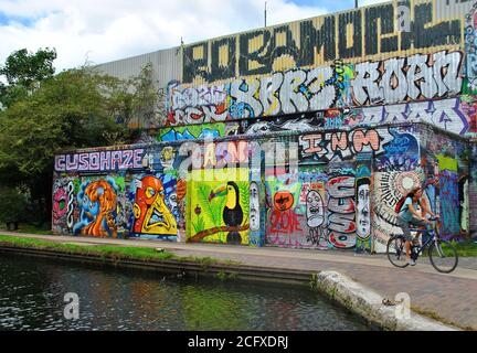 Trotz der Gentrifizierung von Hackney Wick ist dieses Gebiet am Herford Union Kanal ein beliebter Ort für Graffiti und Street Art Stockfoto