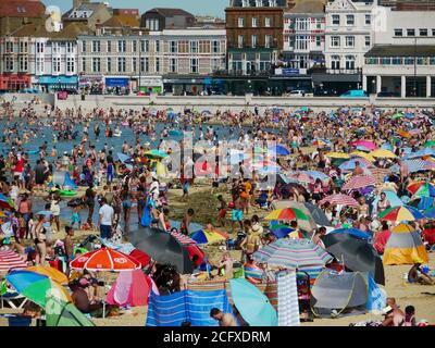 Überfüllter Strand am heißesten Tag des Jahres Stockfoto