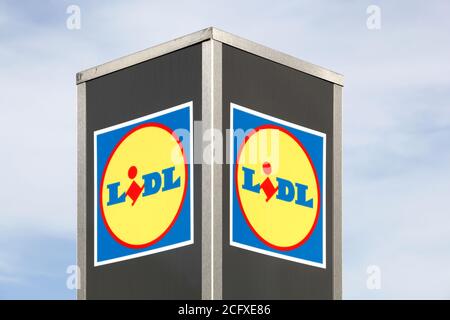 Macon, Frankreich - 15. März 2020: Lidl ist eine deutsche globale Discounter-Supermarktkette mit Sitz in Neckarsulm, Baden-Württemberg, Deutschland Stockfoto